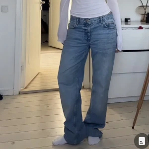 Lågmidjade raka jeans - Säljer ett par jättefina low straight jeans från Gina, storlek 32, passar 32/34, väldigt fint skick då inte så mycket använda, köpte för 500kr, lånade två första bilderna