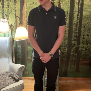 Sail racing pikétröja  - Säljer min blåa pikétröja från Sailracing. Den är sparsamt använd och är i toppskick. Den är en medium men sitter som en S. Den är köpt för 800kr. Vid funderingar är det bara att höra av sig! Priset är inte hugget i sten.