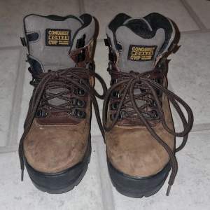 Bruna vinterskor, Conquest i storlek 40. Lite nött på ena skon som visas på en av bilderna.