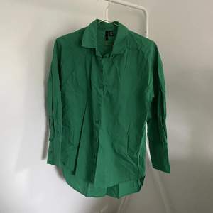 En grön skjorta från Vero Moda. Storlek XS. 