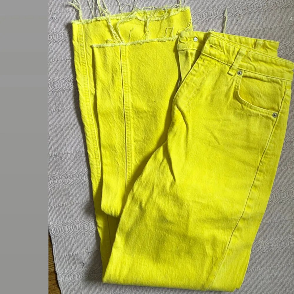 Hade själv rockat dessa gula jeans men är tyvärr försmå!! (Hade behövt klippa av dem också ca 5-7cm för långa är 166cm)🩷 . Jeans & Byxor.