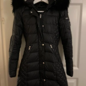 Rock and blue jacka äkta päls  - Säljer min rock and blue jacka för att den blivit för liten för mig. Använd en vinter men i jättebra skick, inga defekter alls. Svart äkta päls, storlek 32 men passar 34