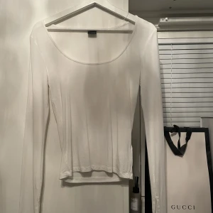 Jersey top gina tricot - säljer denna topp från gina tricot pga kommer inte till användning, använd 1 gång🤍
