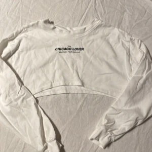 Tröja  - Kort mudel som man har ett linne under. Aldrig använt! 