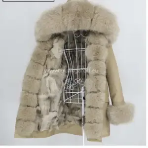 Nästan som ny och sälj pga att har köpt nya jackor  Ordinarie pris :6000 kr  