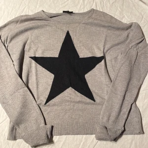 Tröja  - Skön, tunn stickad tröja. Lite oversized modell 