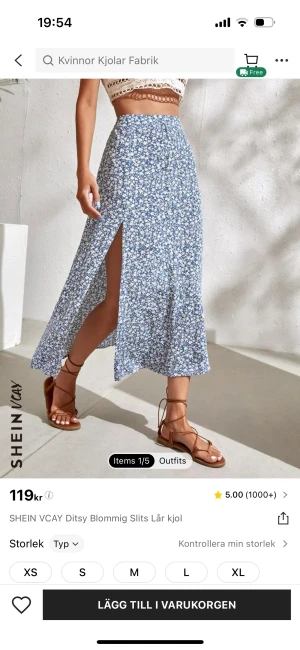 Blommig Kjol  - Blå blommig kjol från shein med slits, för stor för mig tyvärr Frakt tillkommer <3