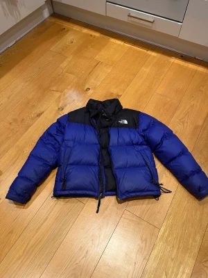 The north face puffer jacka - En snygg och varm vinterjacka från the north face! Köptes från plick förra hösten för 1500, säljs nu billigare då den har används i en vinter. Den är en blandning mellan blå och lila, Skriv privat för fler bilder!💞