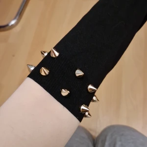 Strumpbyxor med nitar - Nylonstrumpbyxor med "inbyggda" svarta over the knee-strumpor, och guldiga nitar.