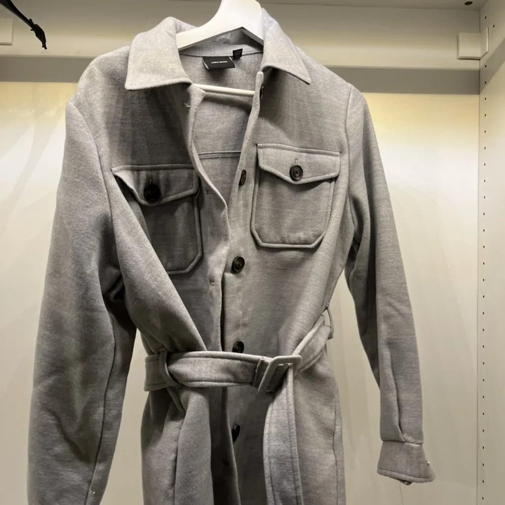 En grå kappa ifrån vero moda. Oanvänd och i storlek S💓. Jackor.