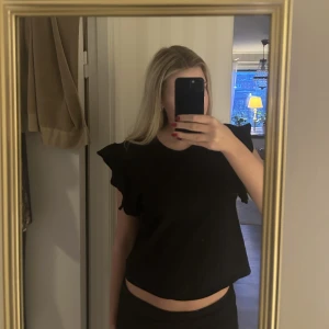 Zara topp - Fin topp från Zara med volang på ärmarna!! Använd fåtal gånger, inga defekter!!💘 Storlek S men passar även M!!