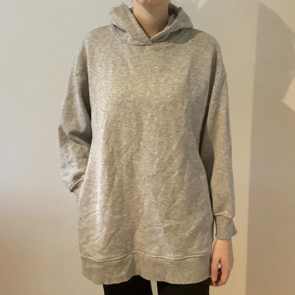 Lång grå hoodie från Cubus i storlek M/L med en ficka på varsin sida, visas på bild 1&3. Använd fåtal gånger därav nyskick. Säljer pga att den inte kommer till användning.. Hoodies.