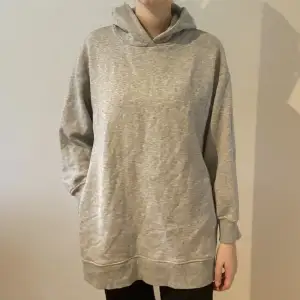 Lång grå hoodie från Cubus i storlek M/L med en ficka på varsin sida, visas på bild 1&3. Använd fåtal gånger därav nyskick. Säljer pga att den inte kommer till användning.