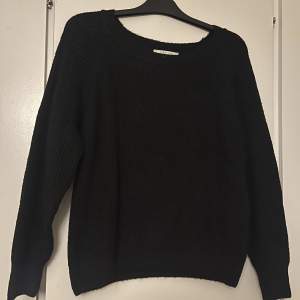 En svart vanlig stickad tröja i strl s (36-38) 