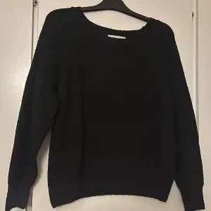 En svart vanlig stickad tröja i strl s (36-38) 