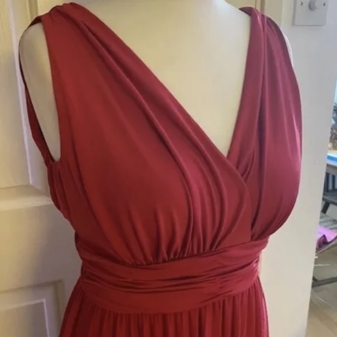 Vacker plisserad klänning med inbyggd underkjol