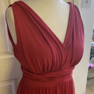 Vacker plisserad klänning med inbyggd underkjol - Vacker röd plisserad klänning från Principles petite med en veckad markering under bysten och inbyggd underkjol i ett mjukt jersey-material säljes i mycket gott skick! inköpspris: 699 kr mitt pris: 350 kr. Strlk S