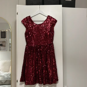Röd paljettklänning Strl S - Röd paljettklänning med öppen rygg från NLY ONE i Strl S. Jag är 168 cm för längdreferens. 
