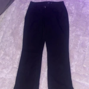 Kostymbyxor  - Trendiga kostymbyxor med cut från Bikbok. Säljs då de tyvärr inte alls passade mig. 