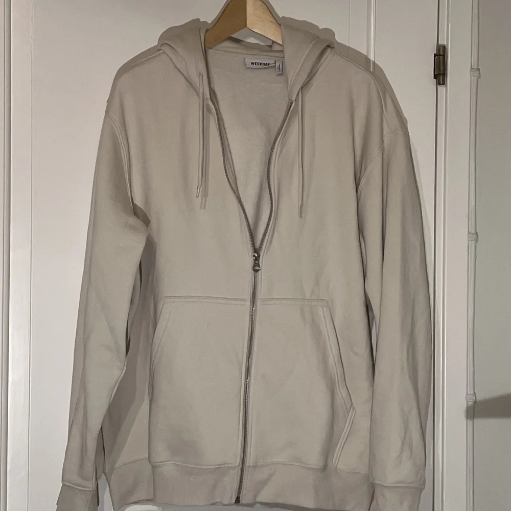 Fin zip hoodie från WEEKDAY, nyskick och använd under 5 gånger. Nypris ligger runt 900kr och mitt pris är 349kr. MVH!. Hoodies.