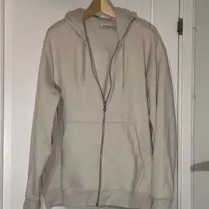 Fin zip hoodie från WEEKDAY, nyskick och använd under 5 gånger. Nypris ligger runt 900kr och mitt pris är 349kr. MVH!