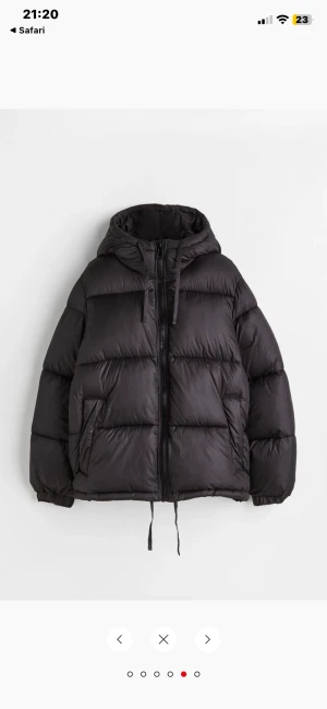 H&M Vinterjacka  - Säljer min vinterjacka från hm då den inte kommer till användning. Bra skick men med en liten defekt på insidan. Skriv för fler bilder eller frågor💕
