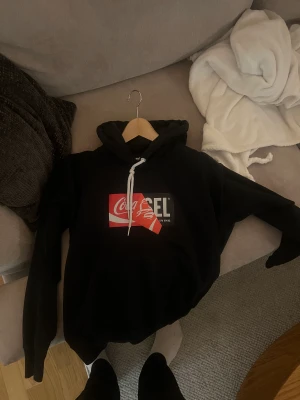 Diesel hoodie - Sparsamt använd hoodie av märket diesel med en collab av coca cola 