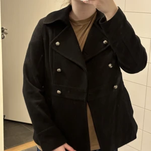 Kavaj - Svart skepparkavaj i ull från h&m, så fin 🥰