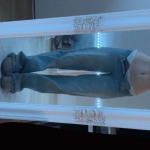 Jeans Junkyard - Ljusblåa wide leg jeans från junkyard köpta för 3 år sedan. Tror inte d säljs längre. Högmidjade men man kan enkelt vika ned dom ifall man vill ha lågmidjat. Väldigt bra skick. Original pris ungefär 700. Frakten betalas av dig som köper.