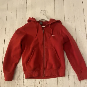 Vintage Nike hoodie - Vintage röd Nike hoodie i fint skivk!❤️