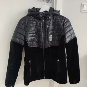 Jacka Superdry - Hybridjacka från Superdry. Aldrig använd endast provad. Stl 42 men är liten i storleken och motsvarar en standard M.