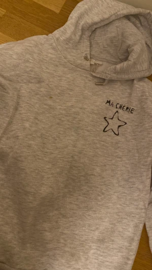 Ma Cherie hoodie - En jätte populär hoodie från Gina young! Säljer pga att jag inte använder längre, använt några få gånger💞