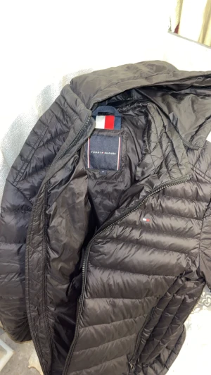 Tommy hilfiger jacka  - Säljer denna fina jacka då den var för liten för mig, är 181 cm men lite bredare än genomsnittet. 