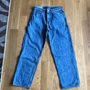 Säljer H&M jeans. Mycket bra skick. Storlek 30/32. Nypris 449kr.  Hör gärna av dig om du har frågor! 