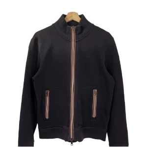 Moncler cardigan  - Tjena! Säljer nu min tvärfeta Moncler typ av cardigan i strl L men passar väldigt mycket som en S/M, självklart äkta | nypris c 5000 |  mitt pris 1699 | 9/10 endast pyttelitet hål som inte syns och lagat på ryggen. För mer frågor och bilder skriv privat!