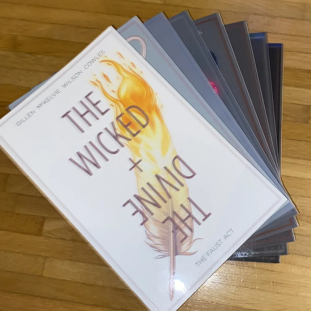 Bok 1-8 av the wicked + the divine av Gillen McKelvie & Wilson Cowles.  Använd köp nu!. Övrigt.