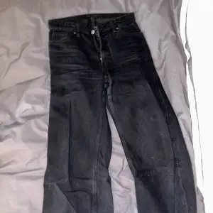 Grå/svarta jeans från Gina. Raka i modellen, kan skicka fler bilder privat. 