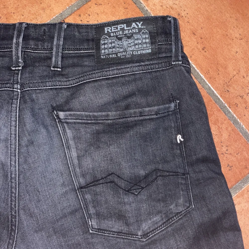 Svarta Replay Anbass Jeans med passformen ”Slim fit”. Skick 8/10. Retail pris: 1399kr. OBS öppen för byten med andra replay jeans! Möts hjärna upp i Stockholm!. Jeans & Byxor.