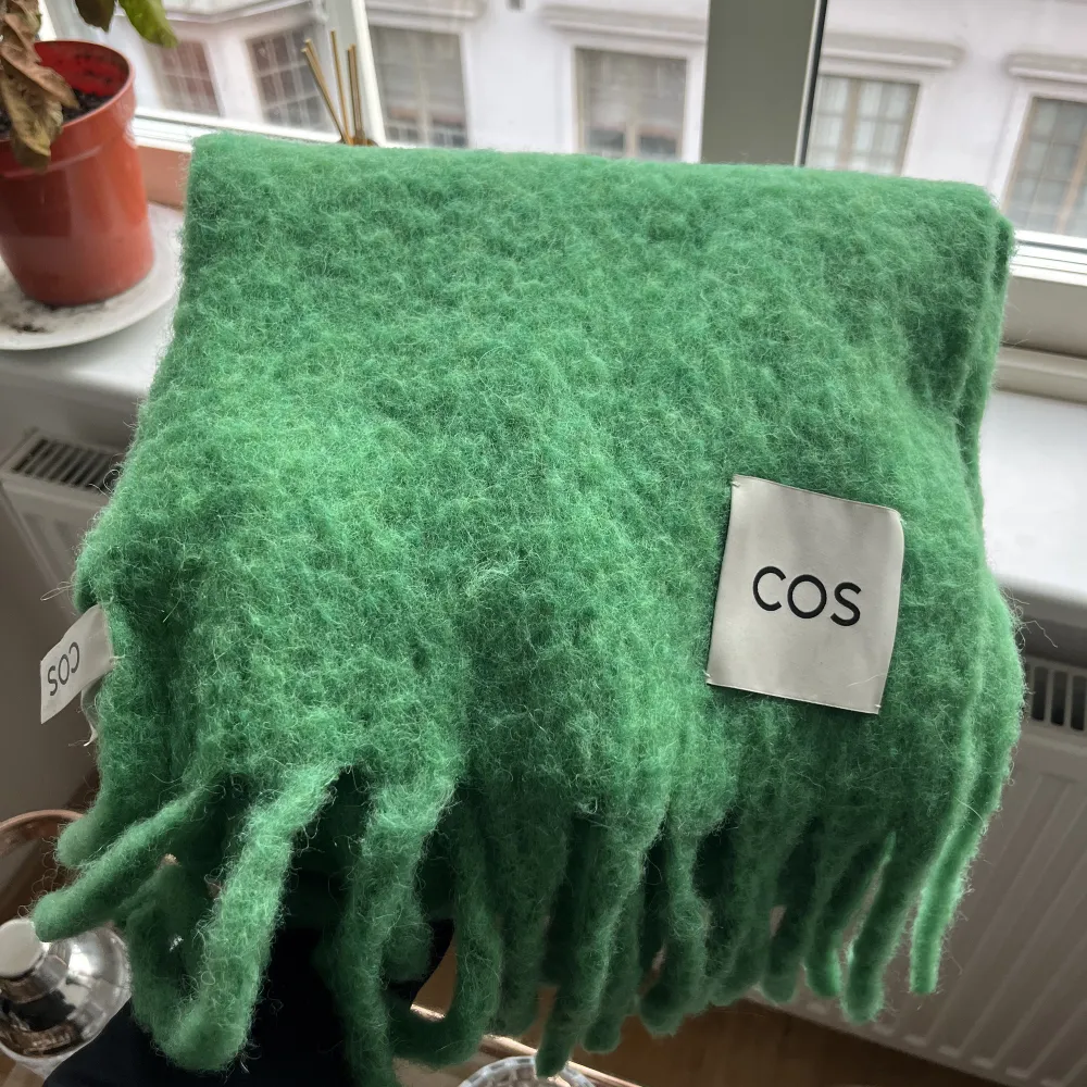 Grön halsduk från COS använd 1 gång. Köpt för 800kr säljer för 300kr.. Accessoarer.