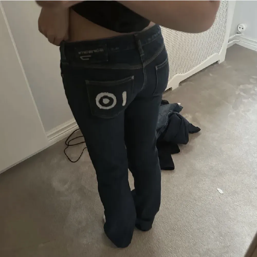 jätte snygga lågmidjade jeans från disel! aldrig använts och är i storlek 28/34 men skulle säga 27/34. kontakta för frågor 🥰 (lånade bilder) den köptes här på plick så att det är hennes bilder❤️. Jeans & Byxor.