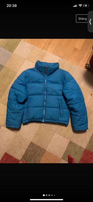 Blå pufferjacket  - Puffig blå höst/vinter jacka. Klarblå i färgen. Varm och fodrad jacka. Två fickor på framsidan med dragkedja. Köparen står för frakt. Tryck gärna på köp nu 