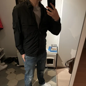 🌟C.P. Company - Overhsirt🌟 - Säljer nu en väldigt efterfrågad overshirt från C.P. Company i utmärkt skick, den är knappt använd utan några defekter😉👌 Det designade segelmaterialalet är inte bara snyggt utan funktionellt vindskydd😉💫🖤 skick 9/10 ny pris 4500,skriv i dm för fler frågor👍