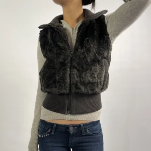 Pälsväst - 14. "Pälsväst"  Modellen är 172 cm lång och bär vanligtvis storlek 34/36