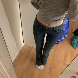 Säljer mina lågmidajde jeans från zara.  Köpte de förra våren men inte använda så mycket då jag inte gillar hur de sitter på mig.  Har satt in ett band i midjan som ett ”skärp” och så har jag sprättat upp där nere så de blir längre (kan skicka bild)❤️