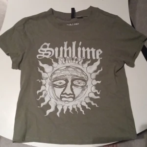 En militär grön tröja med en sol - En fin militär grön tröja med en sol 