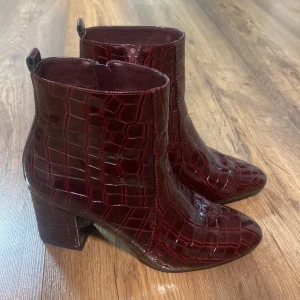 fake skinn klackskor  - Fake skinn klackskor från deichmann i storlek 40, märket catwalk. Använda 2 gånger. Passar väldigt bra till fester. 