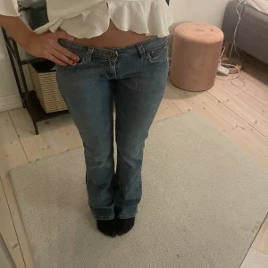 Lågmidjade bootcut jeans Levis - Säljer de här så snygga lågmidjade jeansen från Levis som aldrig är använda   Storlek 29/34  Midjemått: 80cm  Innerbenslängd: 86cm