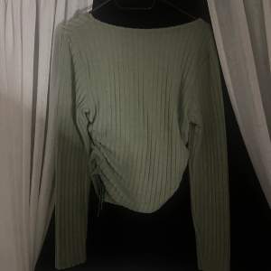 En grön tröja från SHEIN, ”ribbat” på sidan. Aldrig använd (lapp kvar)  Storlek L, den är mer som en M eller S  Köpt för 89 kr men säljer för 50kr,  Köparen står för frakten! 