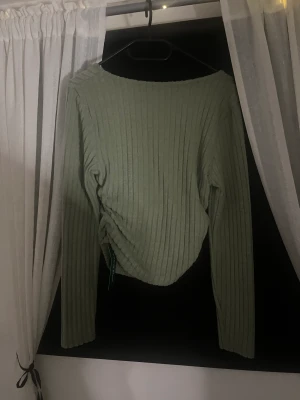 Tröja  - En grön tröja från SHEIN, ”ribbat” på sidan. Aldrig använd (lapp kvar)  Storlek L, den är mer som en M eller S  Köpt för 89 kr men säljer för 50kr,  Köparen står för frakten! 