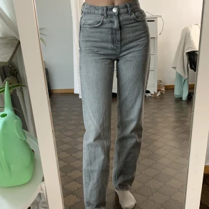 Gråa jeans - Snygga gråa jeans från GinaTricot! Strl 32 men passar mig som har 34💕 super kvalitet🫶